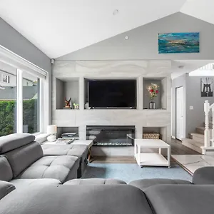 Stylish Dual Bedroom In Van West , Vancouver Canada